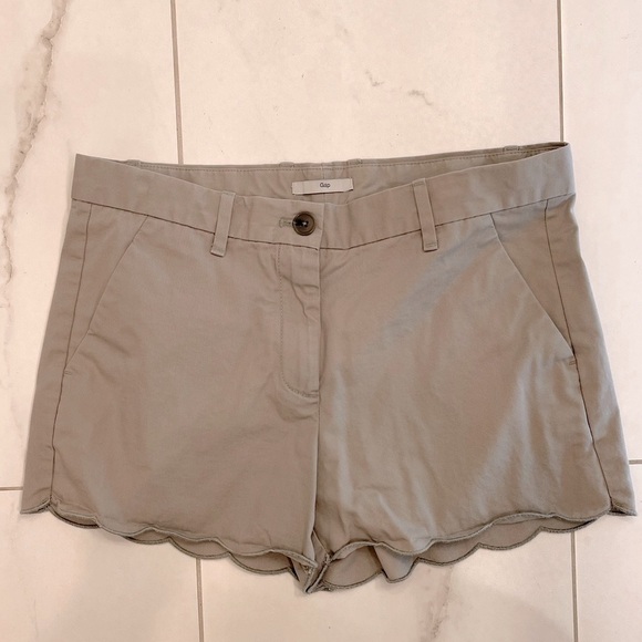 Gray, EUC GAP scalloped legs summer shorts, size 2R - Picture 1 of 3
